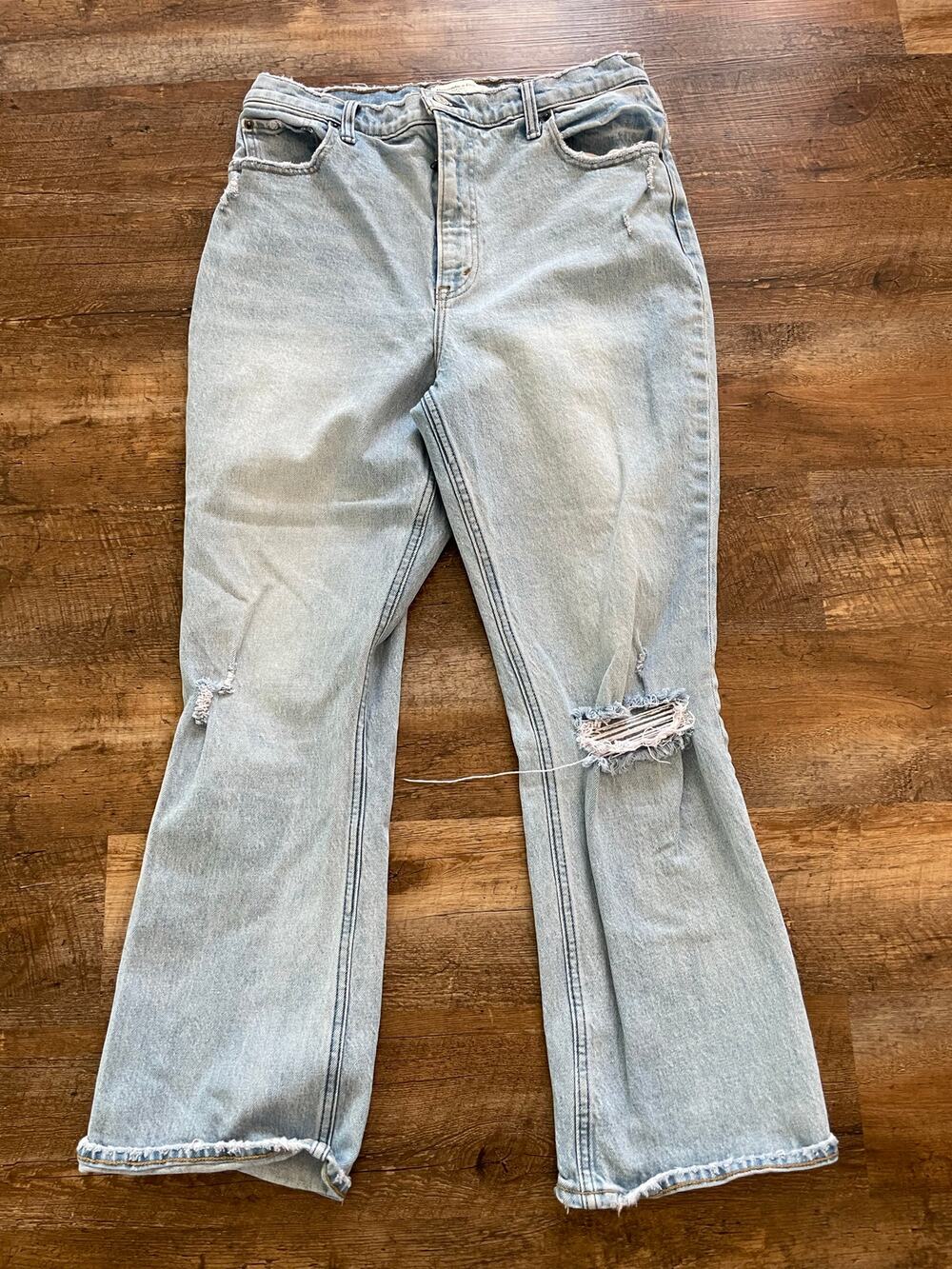 Abercrombie & Fitch The Kick Flare Ultra High Rise light wash distressed 31/12